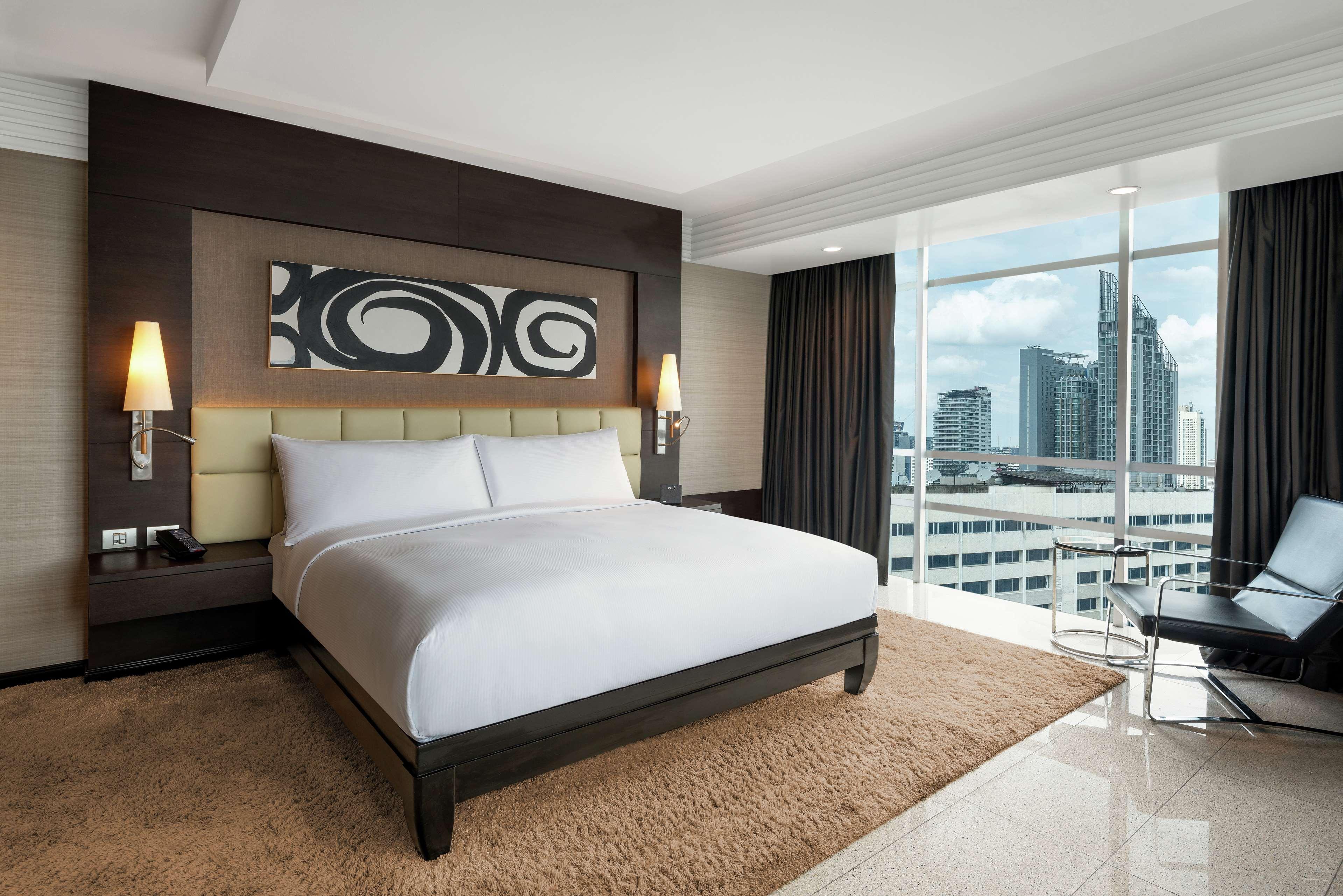 Doubletree By Hilton Bangkok Ploenchit Hotell Exteriör bild