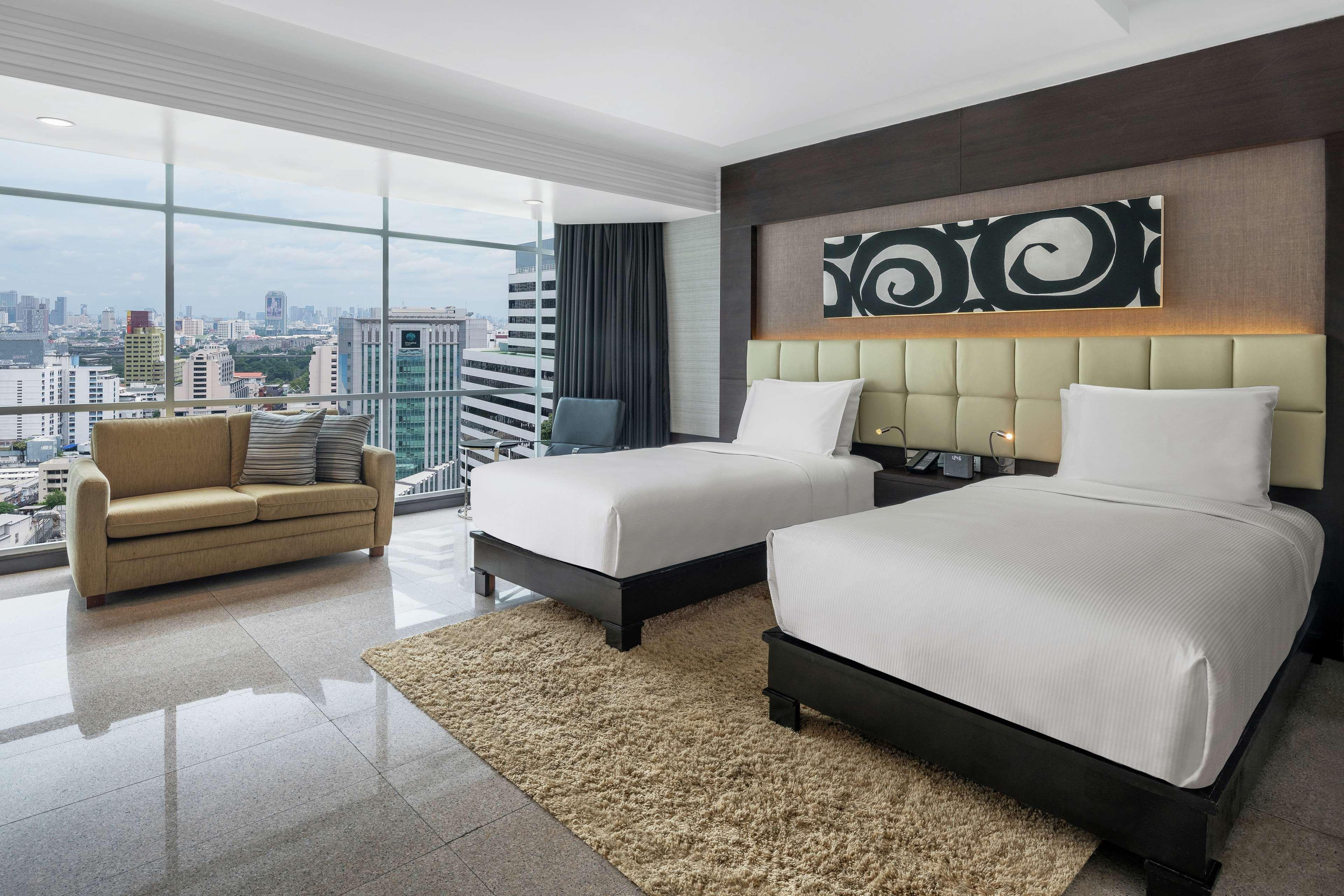 Doubletree By Hilton Bangkok Ploenchit Hotell Exteriör bild