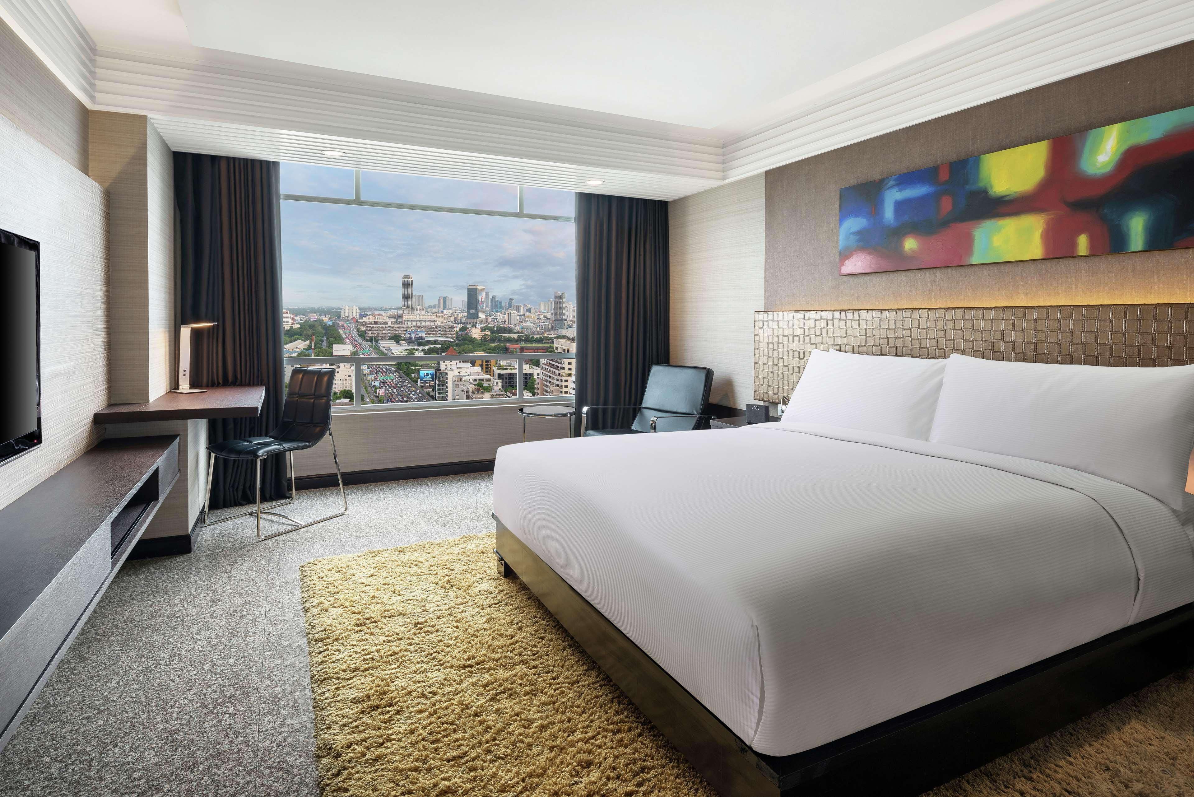 Doubletree By Hilton Bangkok Ploenchit Hotell Exteriör bild