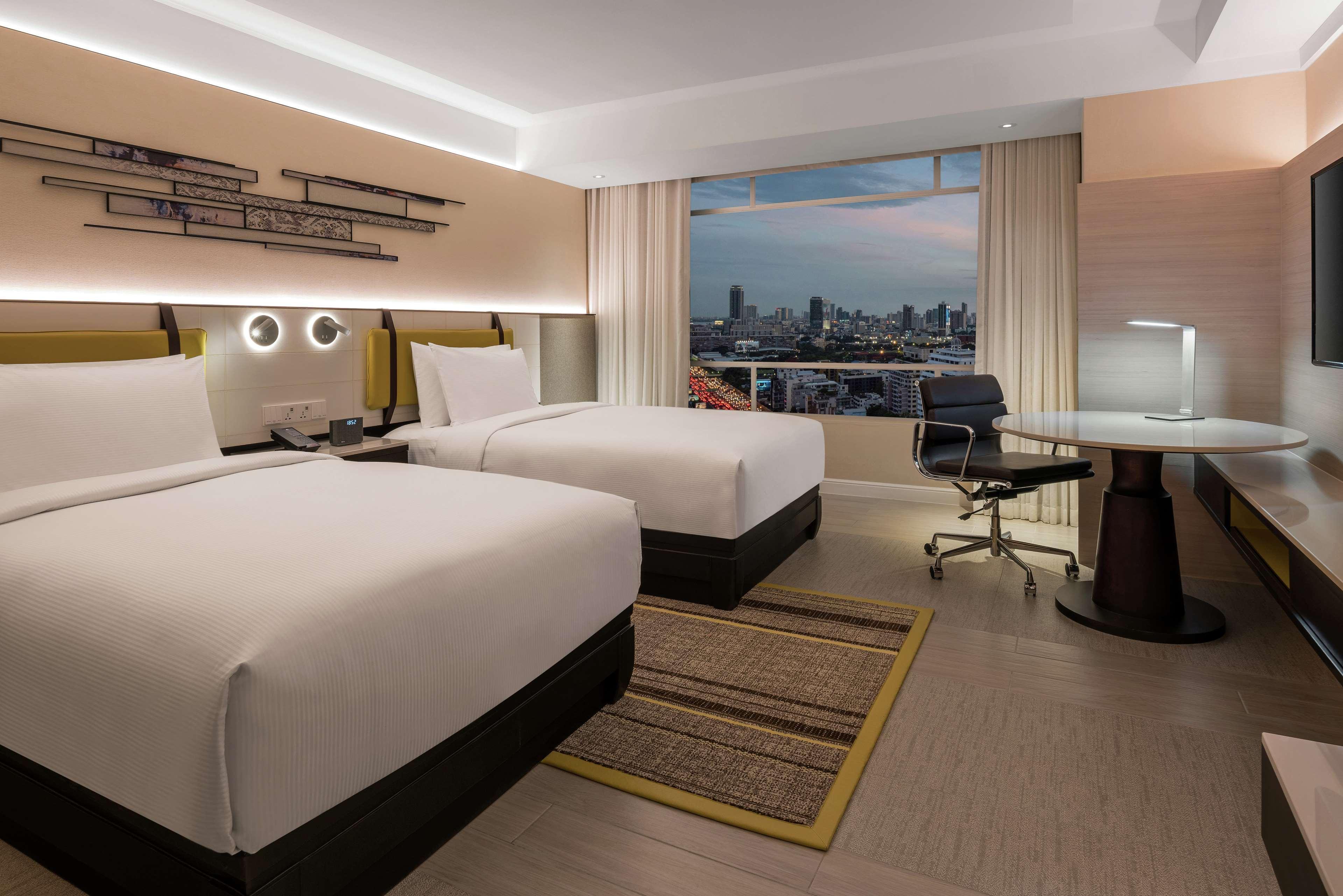 Doubletree By Hilton Bangkok Ploenchit Hotell Exteriör bild