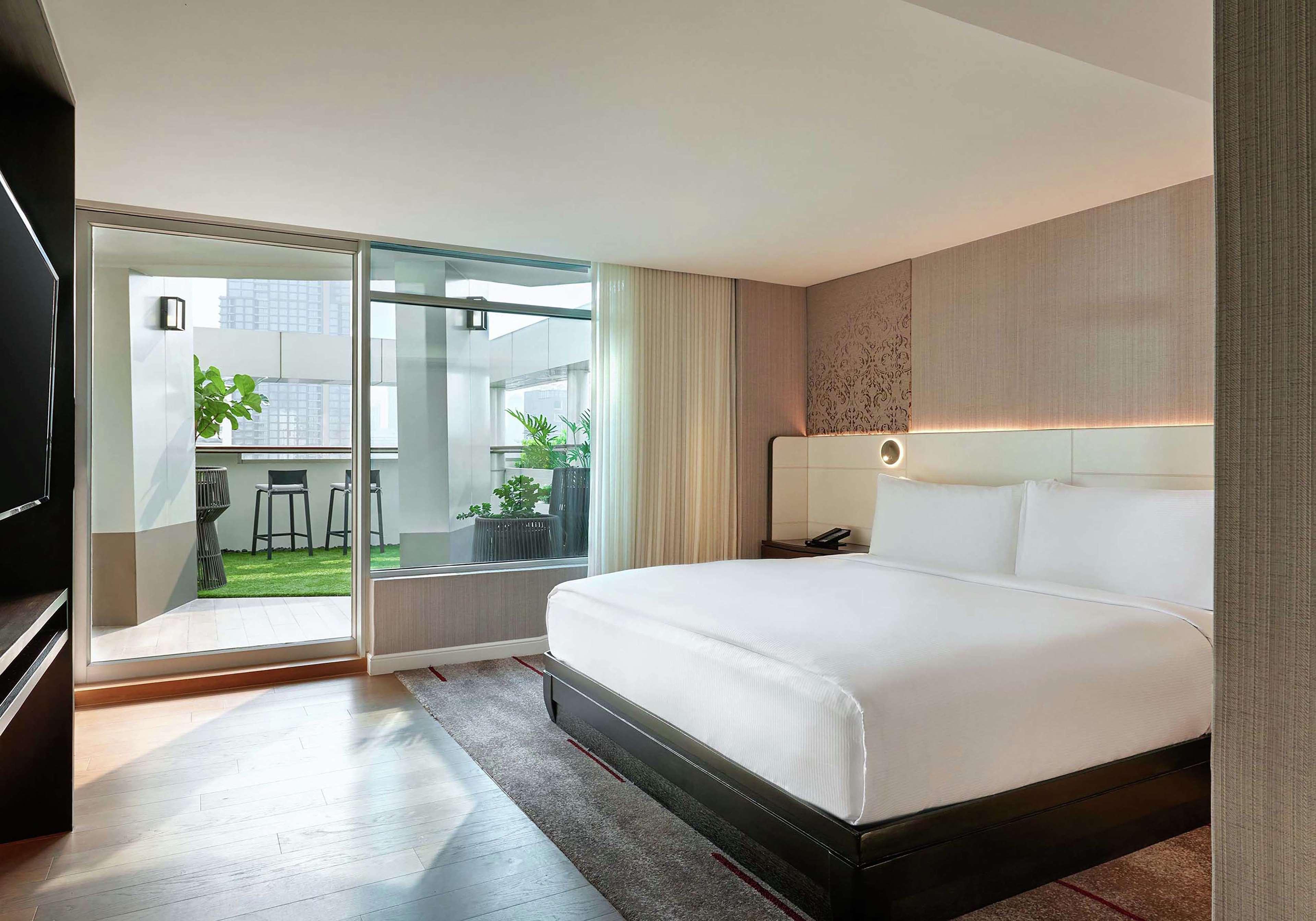 Doubletree By Hilton Bangkok Ploenchit Hotell Exteriör bild