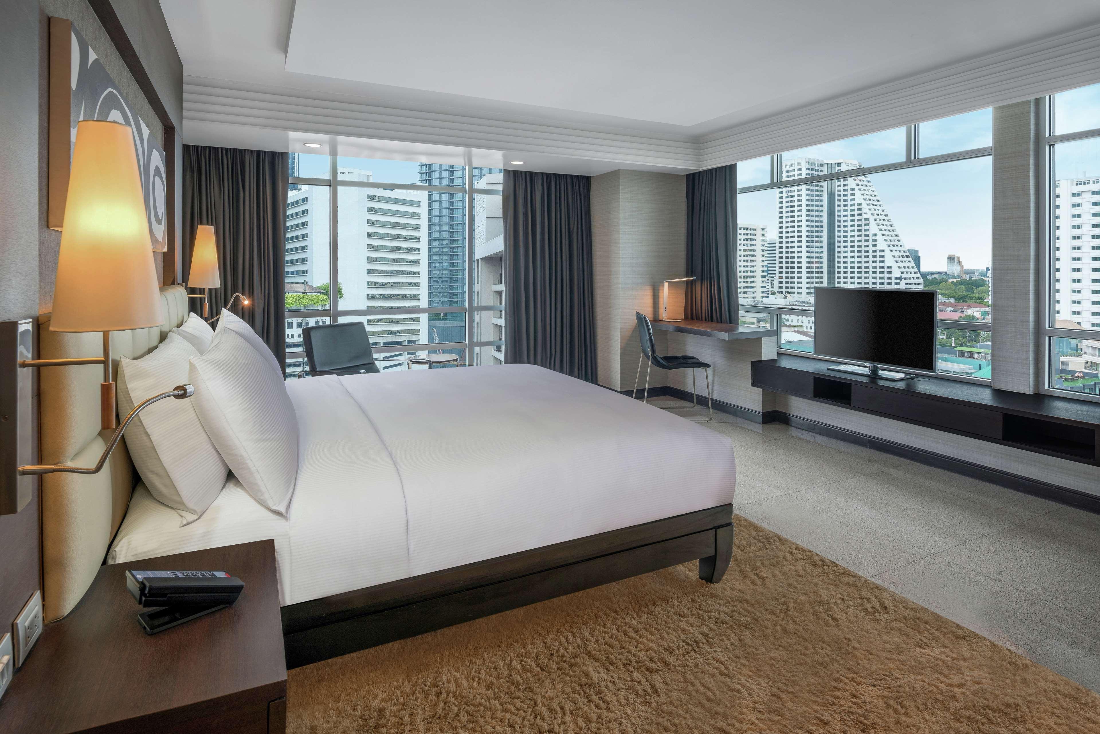 Doubletree By Hilton Bangkok Ploenchit Hotell Exteriör bild