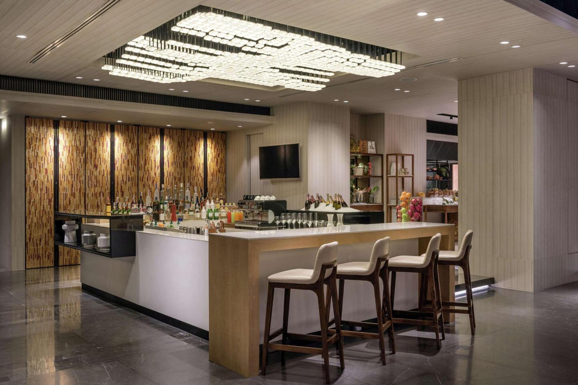 Doubletree By Hilton Bangkok Ploenchit Hotell Exteriör bild